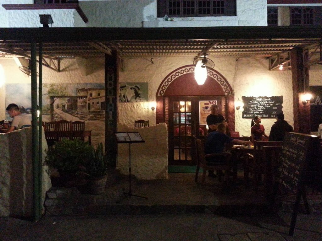 ドゥマゲッティの多国籍レストラン。ワイン、ビール、カクテル。カサブランカ