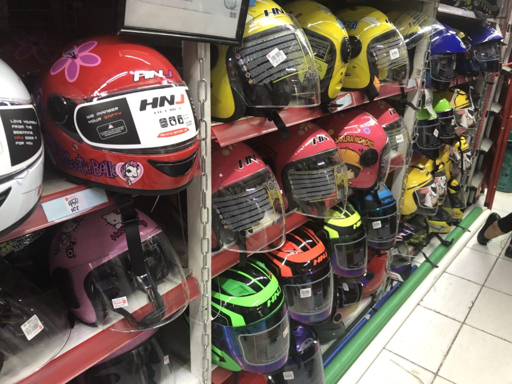 ドゥマゲテでヘルメットを買う