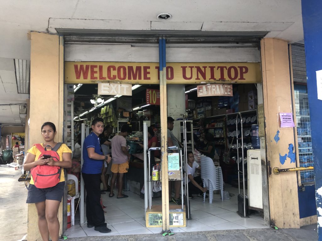 フィリピンの生活雑貨ショップの入り口