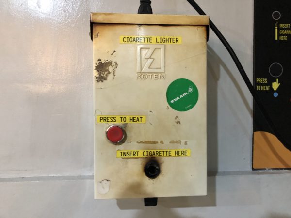 マクタン空港の喫煙所のライター