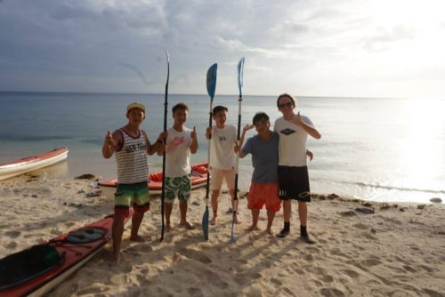 SDGs研修旅行のメンバーとカヤック