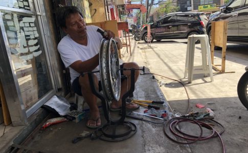 フィリピンのバイク修理屋