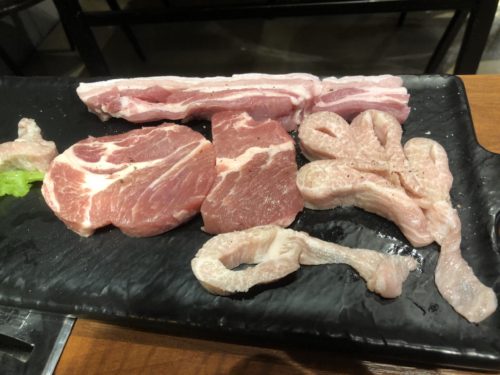 皿盛りで出てくる新鮮でうまい豚肉。